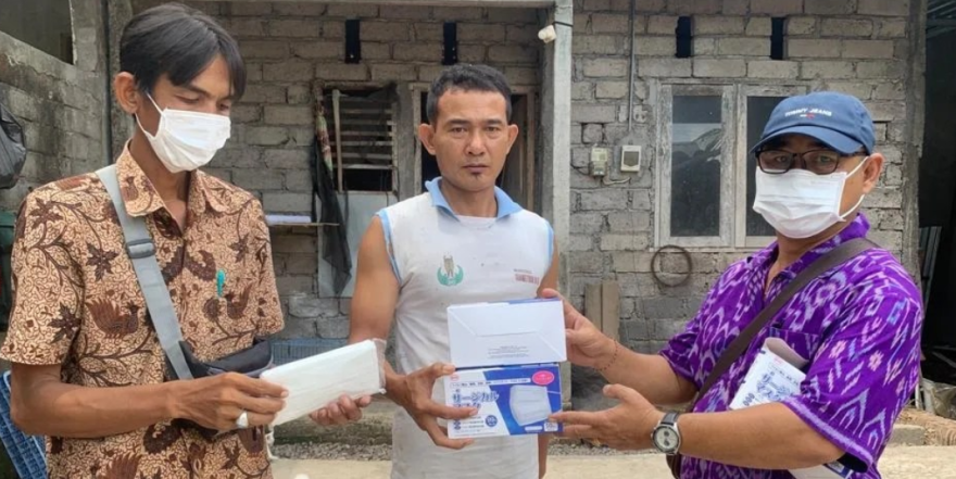 TPA Mandung Terbakar, Pemerintah Desa Kukuh Kerambitan Bagikan Masker